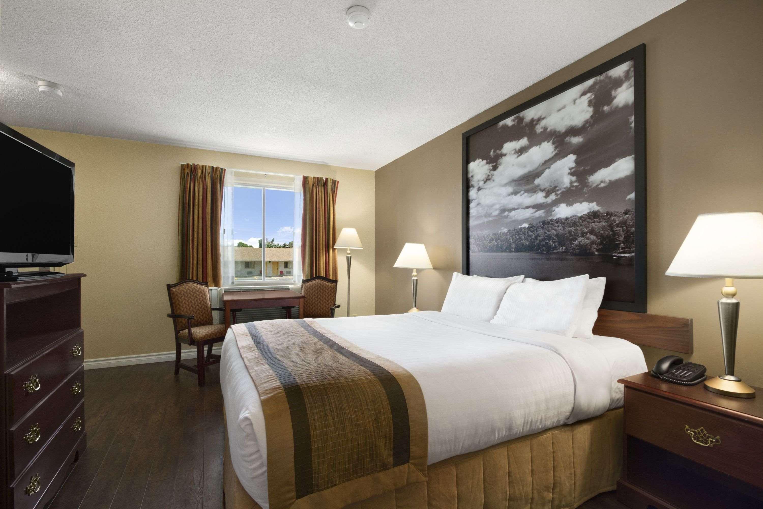 Super 8 By Wyndham Brockville Exterior photo