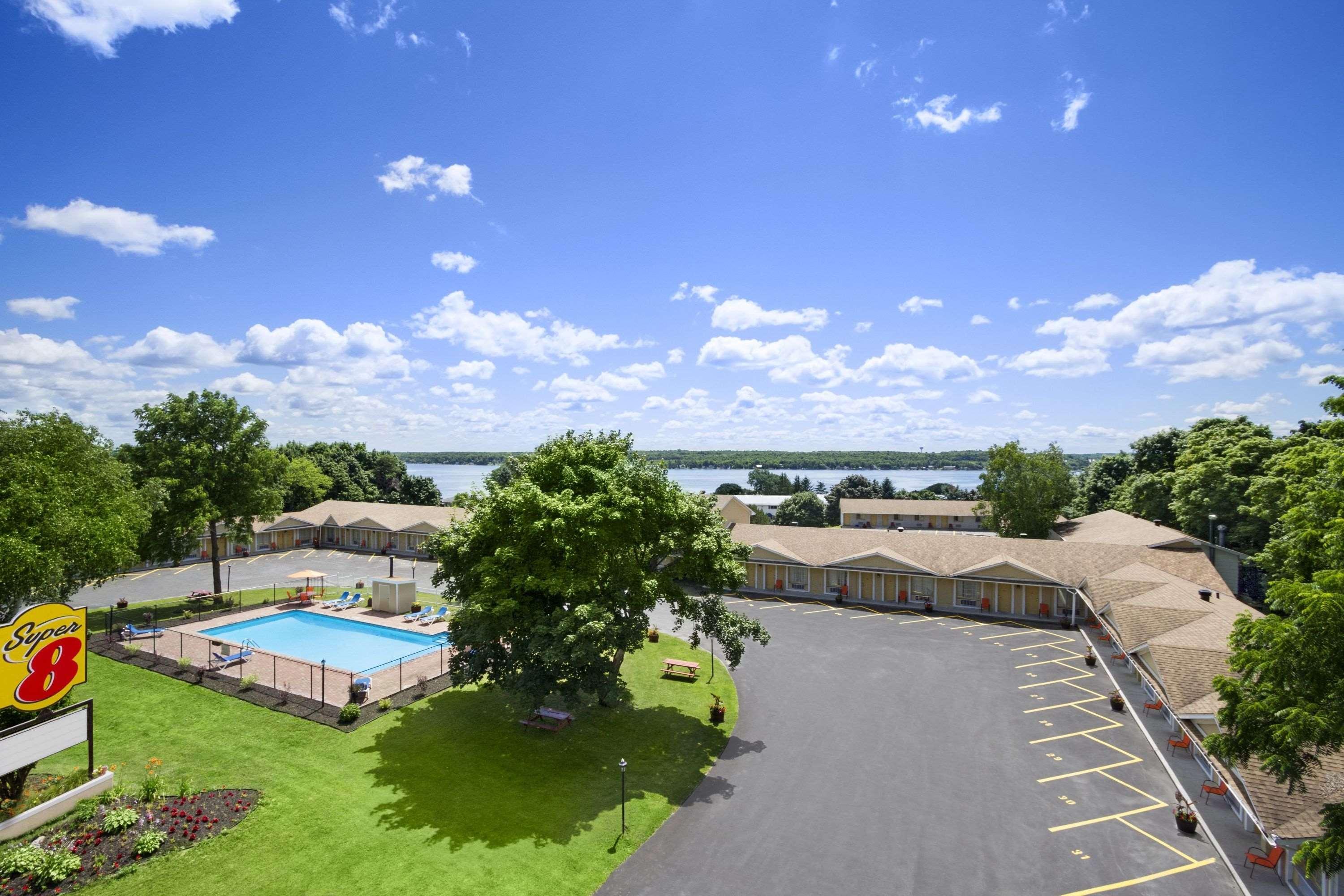 Super 8 By Wyndham Brockville Exterior photo