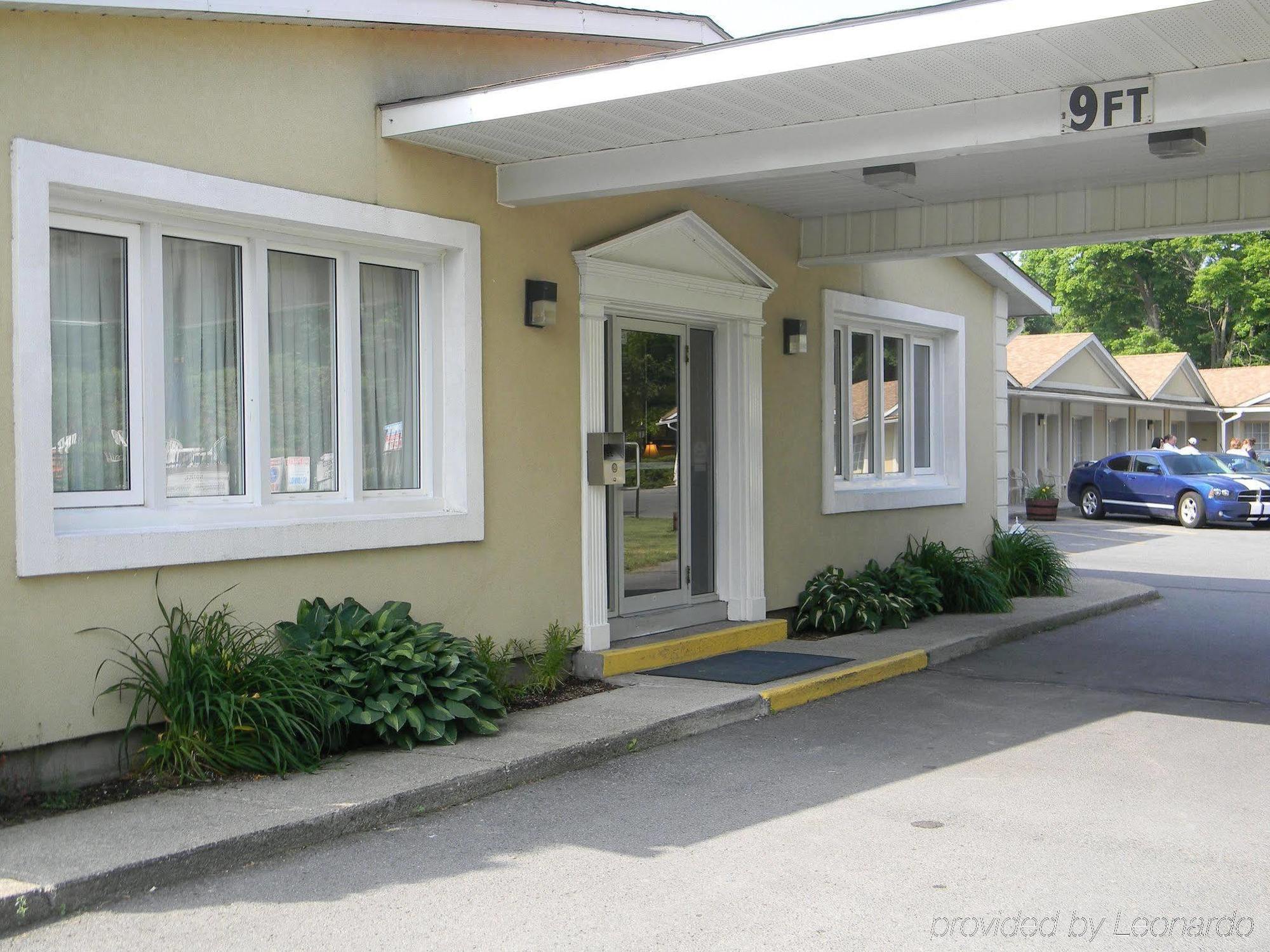 Super 8 By Wyndham Brockville Exterior photo